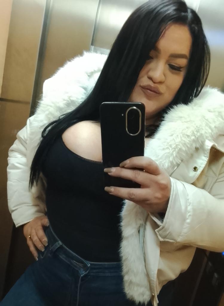 631507079: Chica busca chico en La Coruña