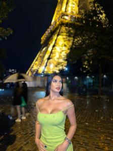 647270375: Chica busca chico en La Coruña