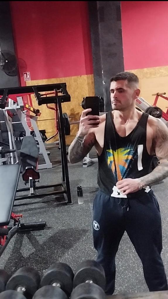 Chico busca chica en Sevilla: 