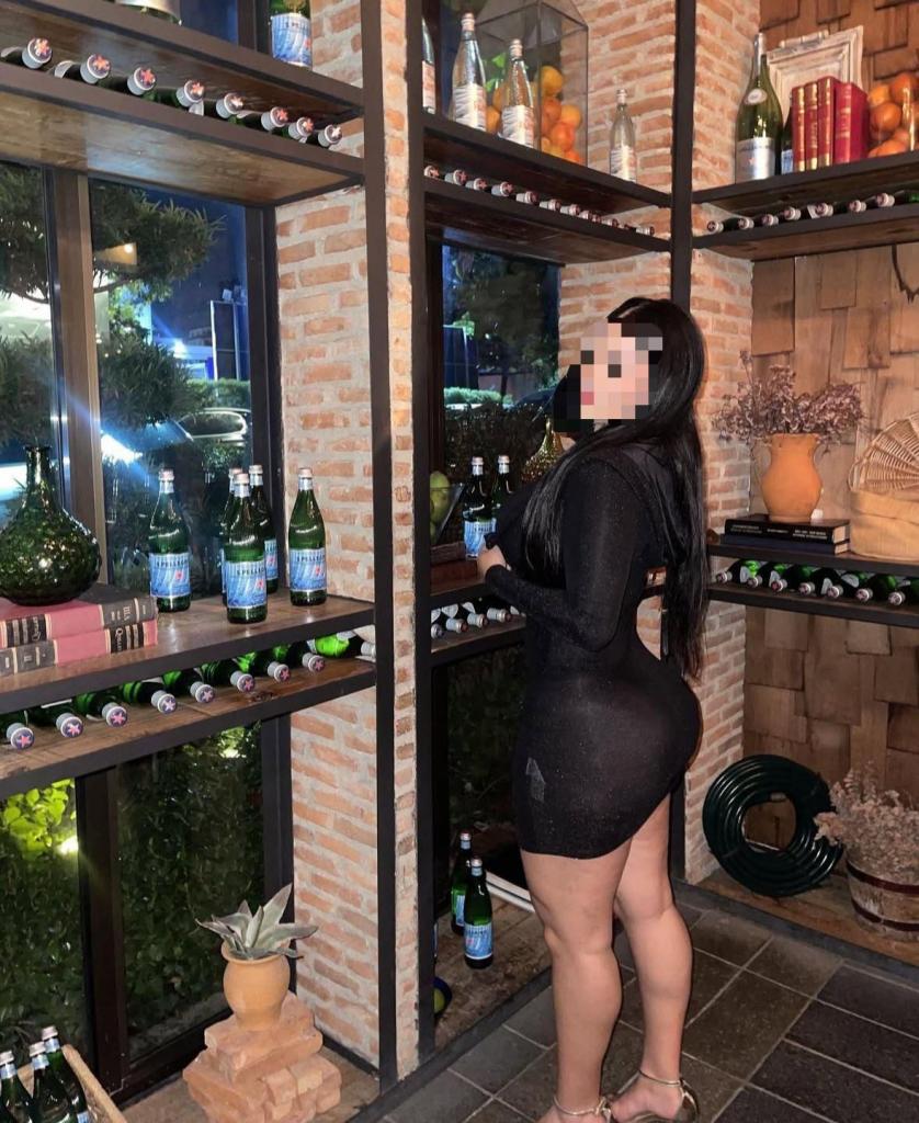 645952609: Chica busca chico en Sevilla