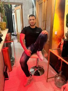 663526446: Chico busca chica en Barcelona