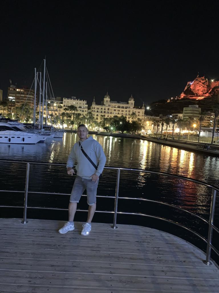 Chico busca chica en Sevilla: 