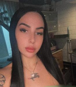 631140924: Chica busca chico en Barcelona