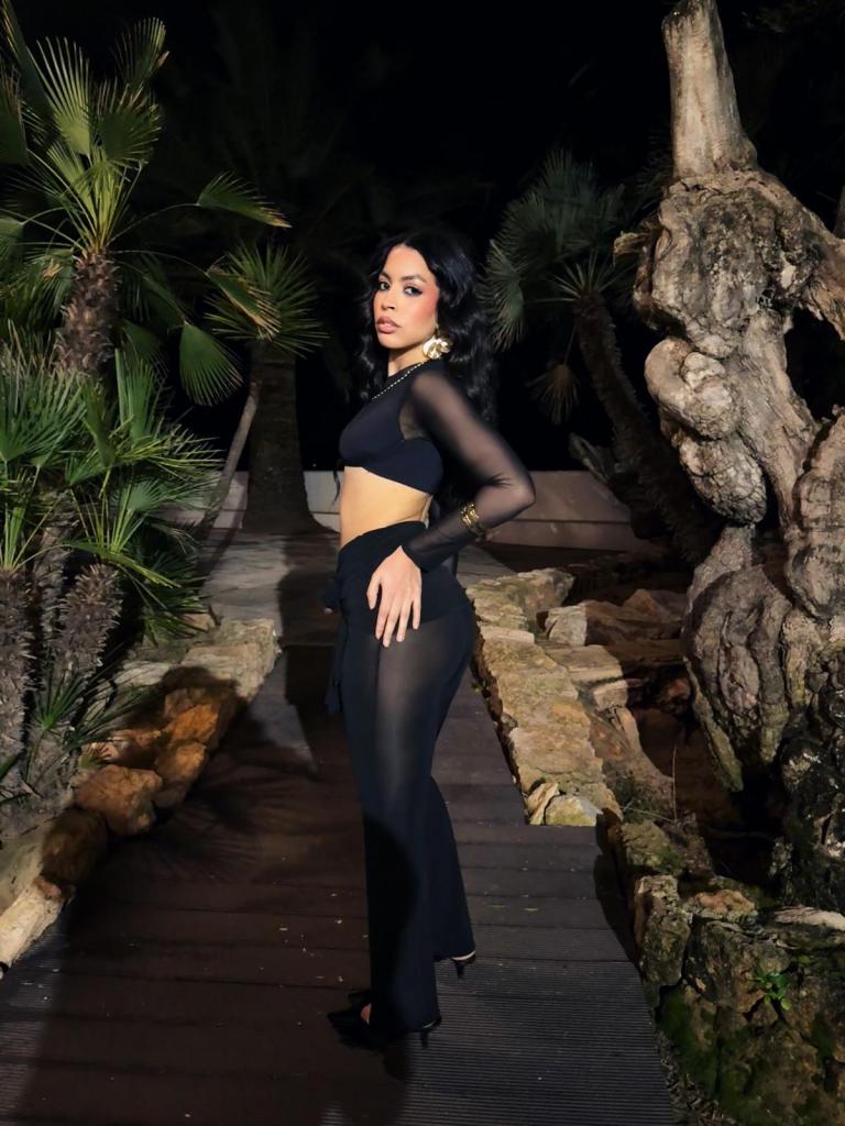 610880239: Chica busca chico en Ibiza