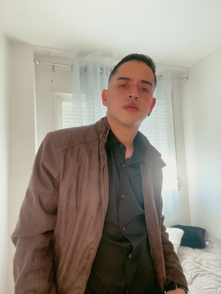 Chico busca chica en Granada: 