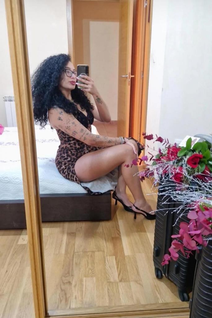 613677079: Chica busca chico en Pontevedra