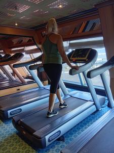 692982511: Chica busca chico en Barcelona