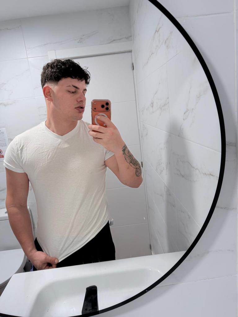 Chico busca chica en Sevilla: 