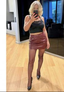 647385414: Chica busca chico en Gerona