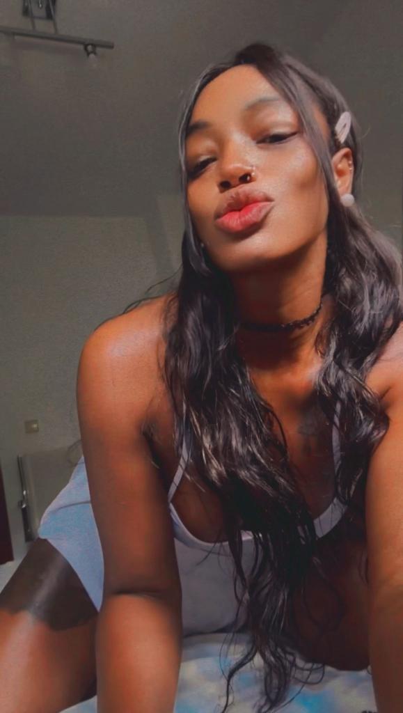 658287236: Chica busca chico en Sevilla