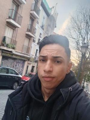 689326455: Chico busca chica en Madrid