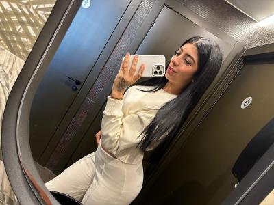 634324369: Chica busca chico en Barcelona