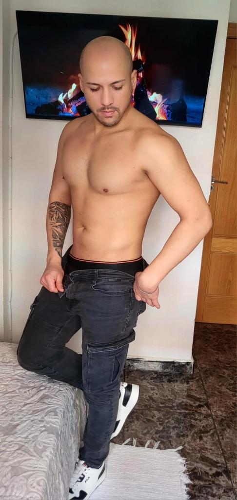 663134111: Chico busca chica en Valencia