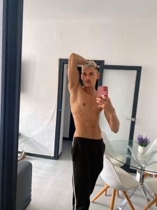 662530822: Chico busca chica en Barcelona