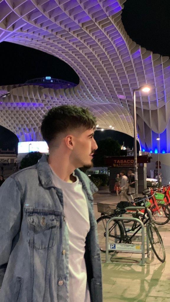 Chico busca chica en Sevilla: 