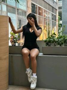 614847385: Chica busca chico en Barcelona