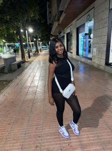 631743406: Chica busca chico en Barcelona