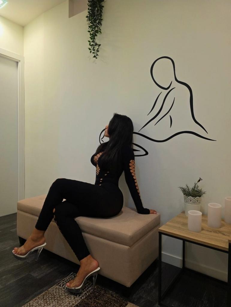 647321206: Chica busca chico en Barcelona