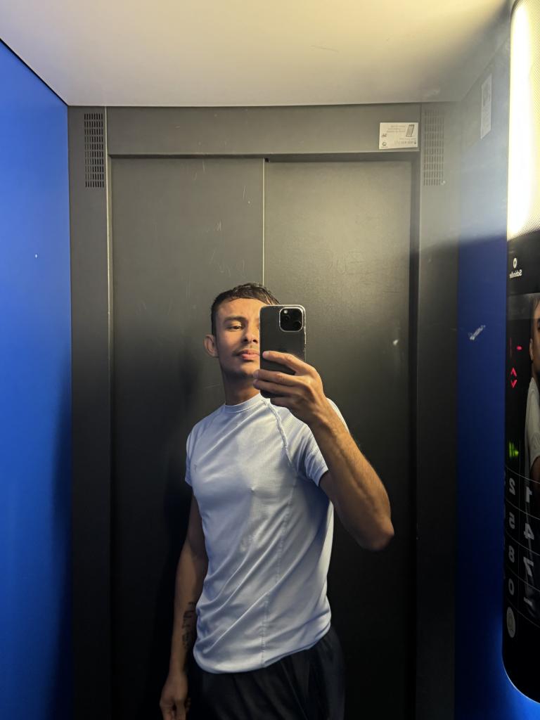 Chico busca chica en Sevilla: 