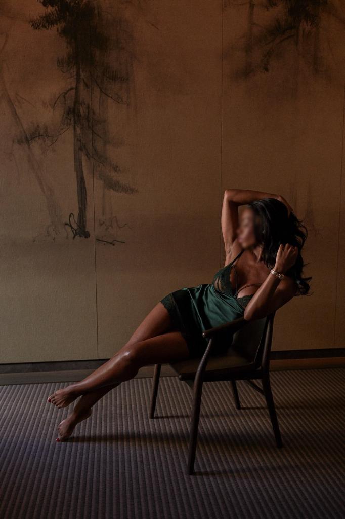 611264061: Chica busca chico en Gerona