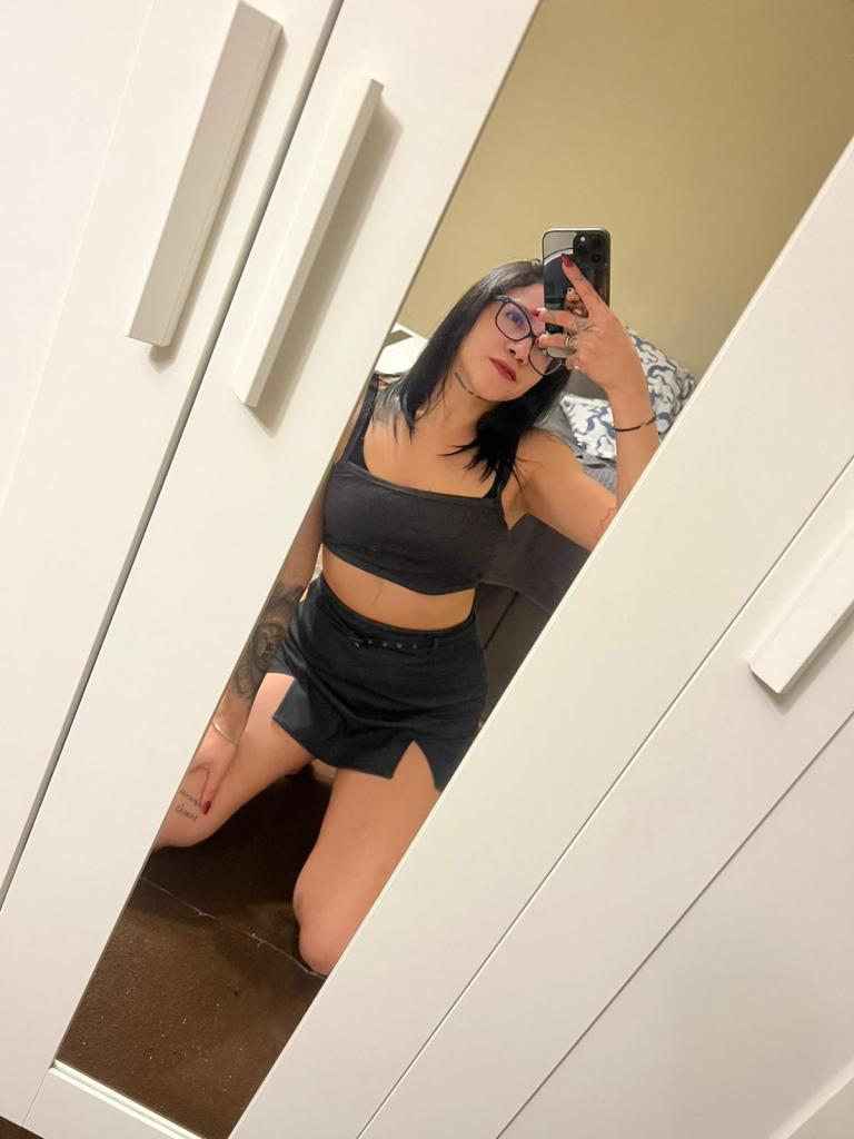 607690245: Chica busca chico en Almería