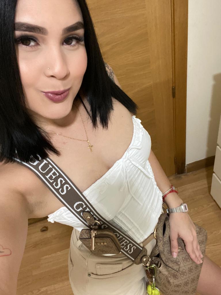 614210813: Chica busca chico en Barcelona