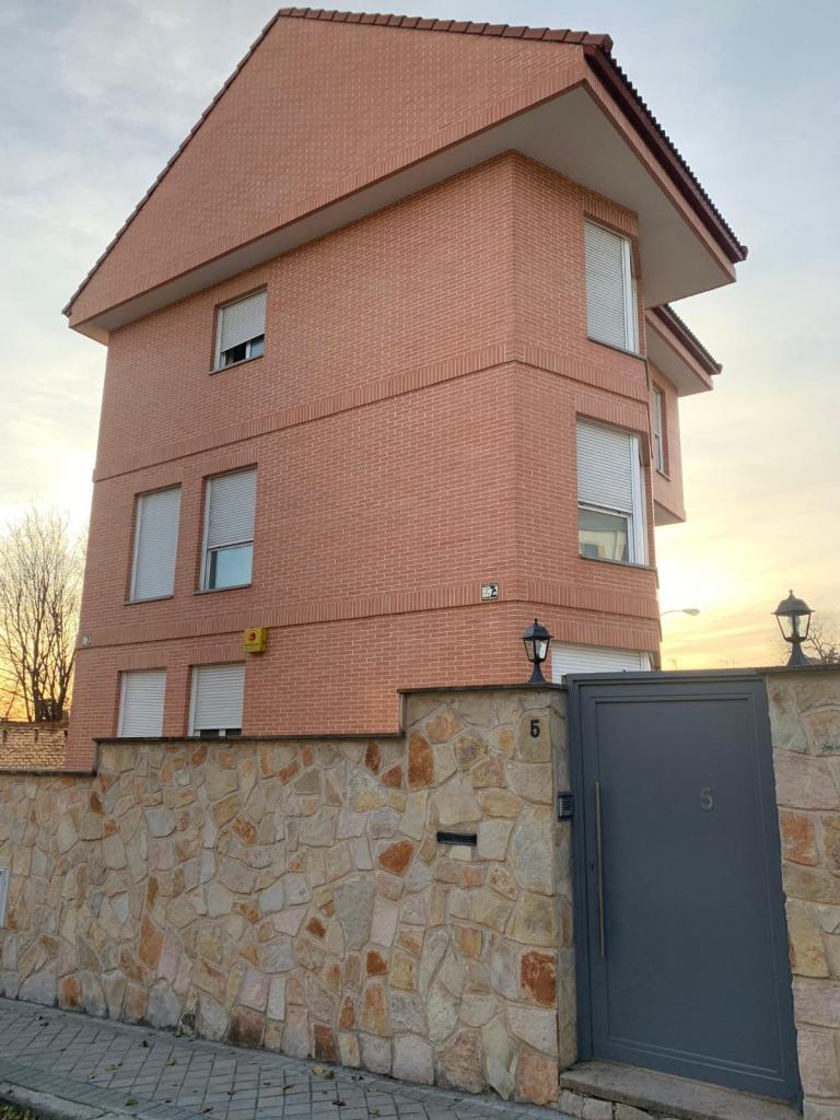 664874220: Chica busca chico en Madrid