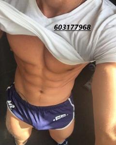 Chico busca chica en Sevilla: 