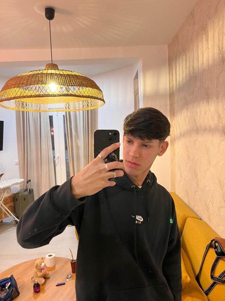 Chico busca chica en Granada: 